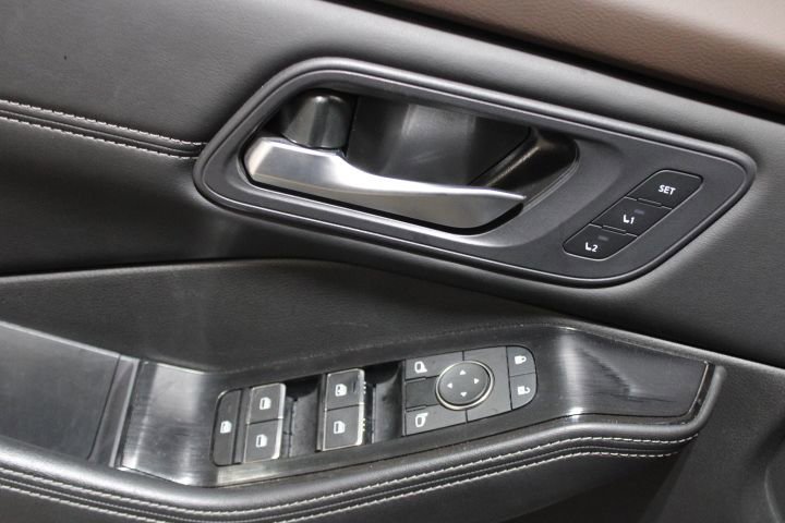 Used 2023 Nissan Rogue SL w/ SL Premium Package image 17