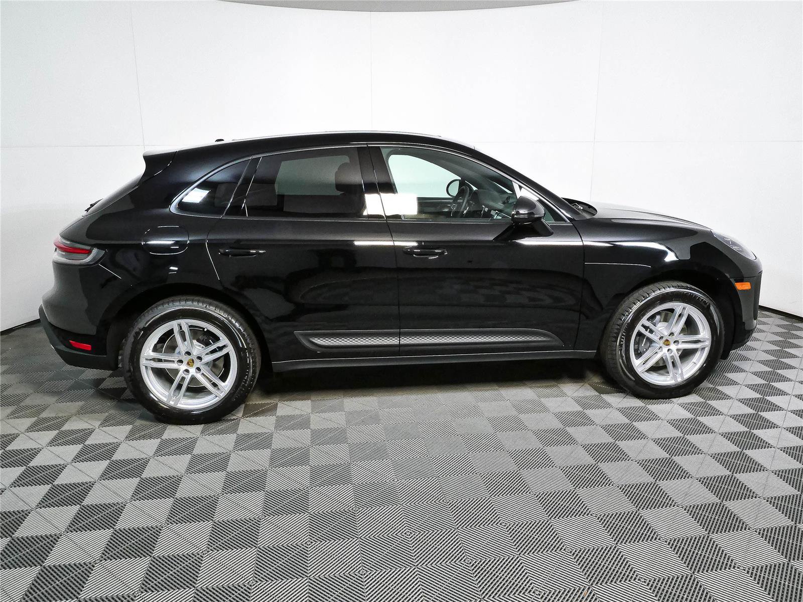 Used 2026 Porsche Macan Turbo AWD/4WD image 27