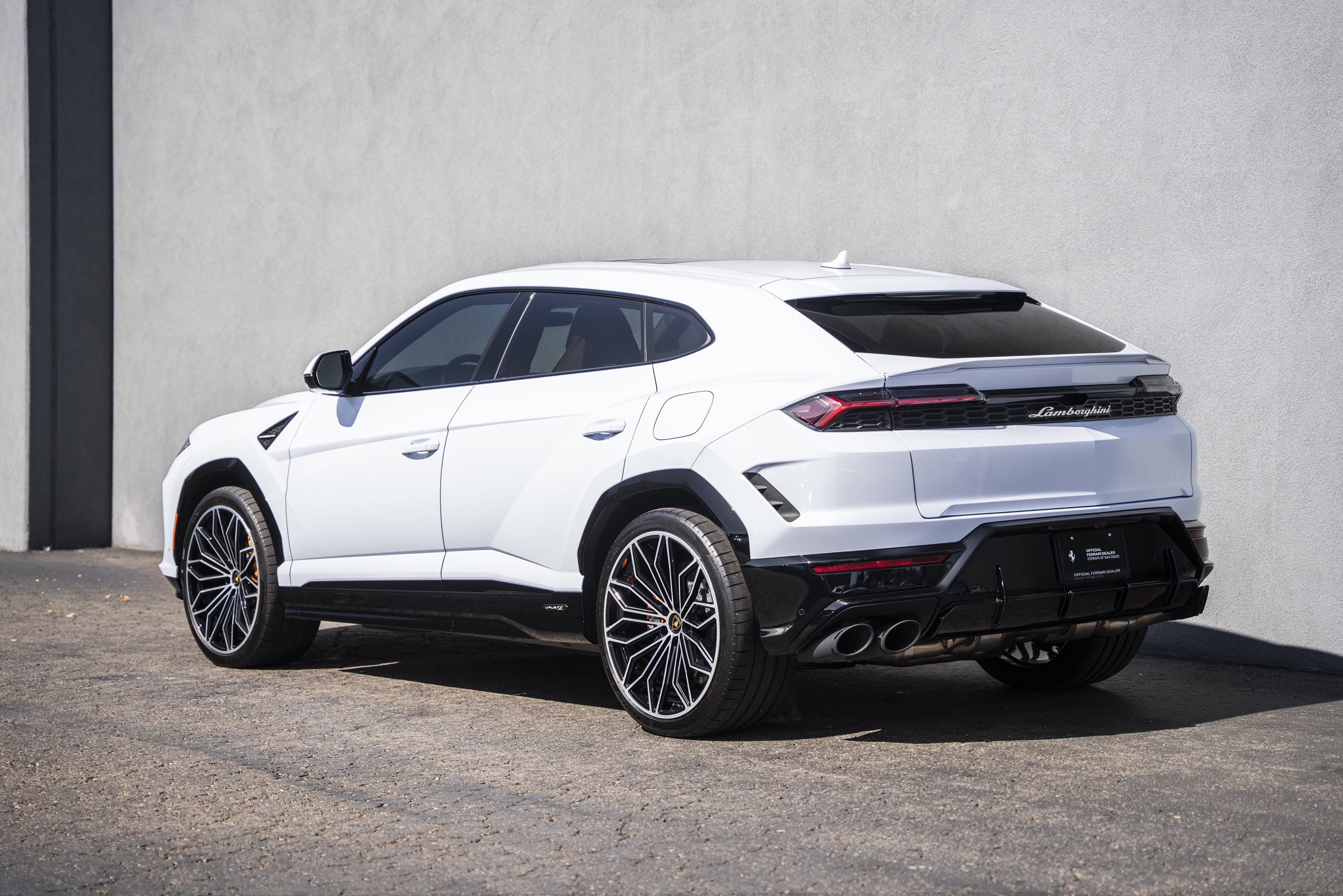 Used 2025 Lamborghini Urus SE AWD/4WD image 3