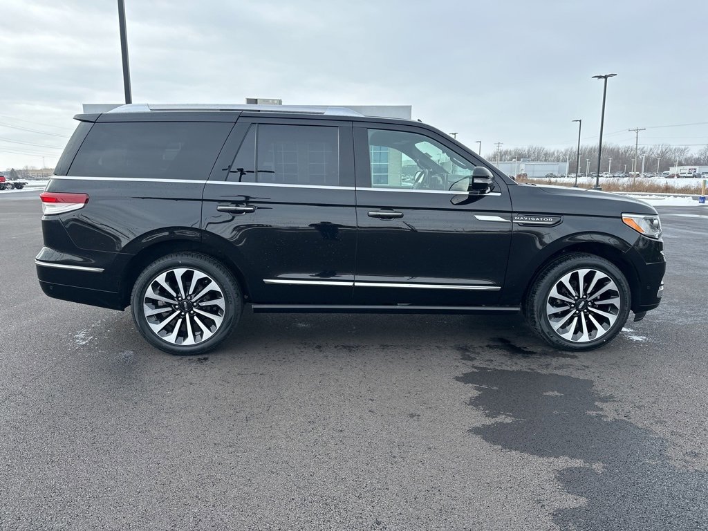 Used 2022 Lincoln Navigator Reserve image 4
