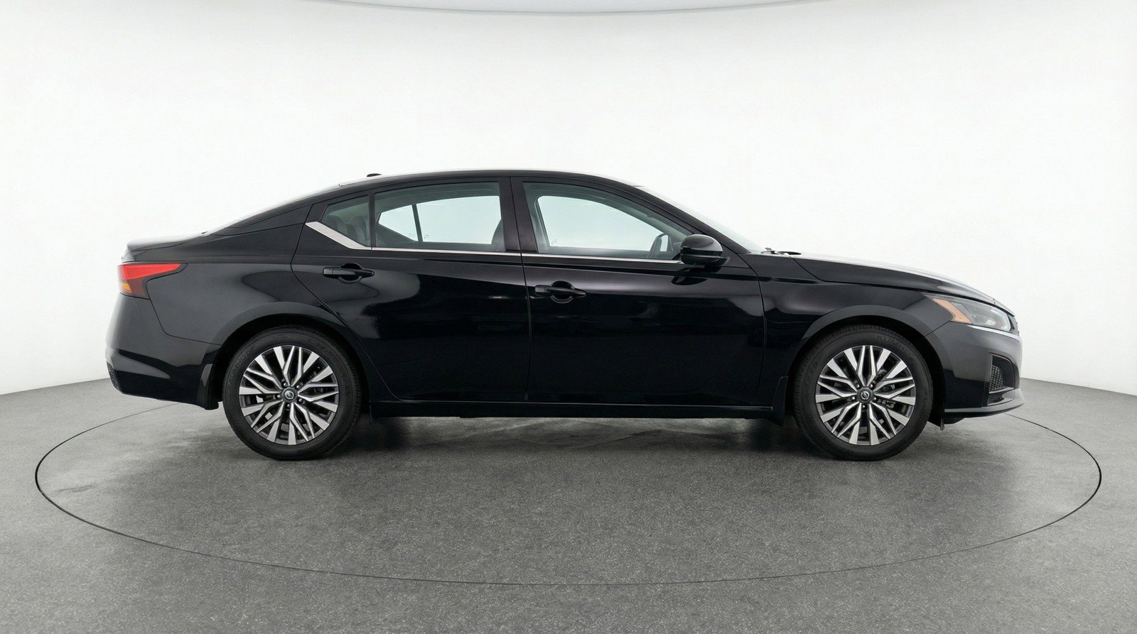 Used 2025 Nissan Altima 2.5 SV FWD image 11