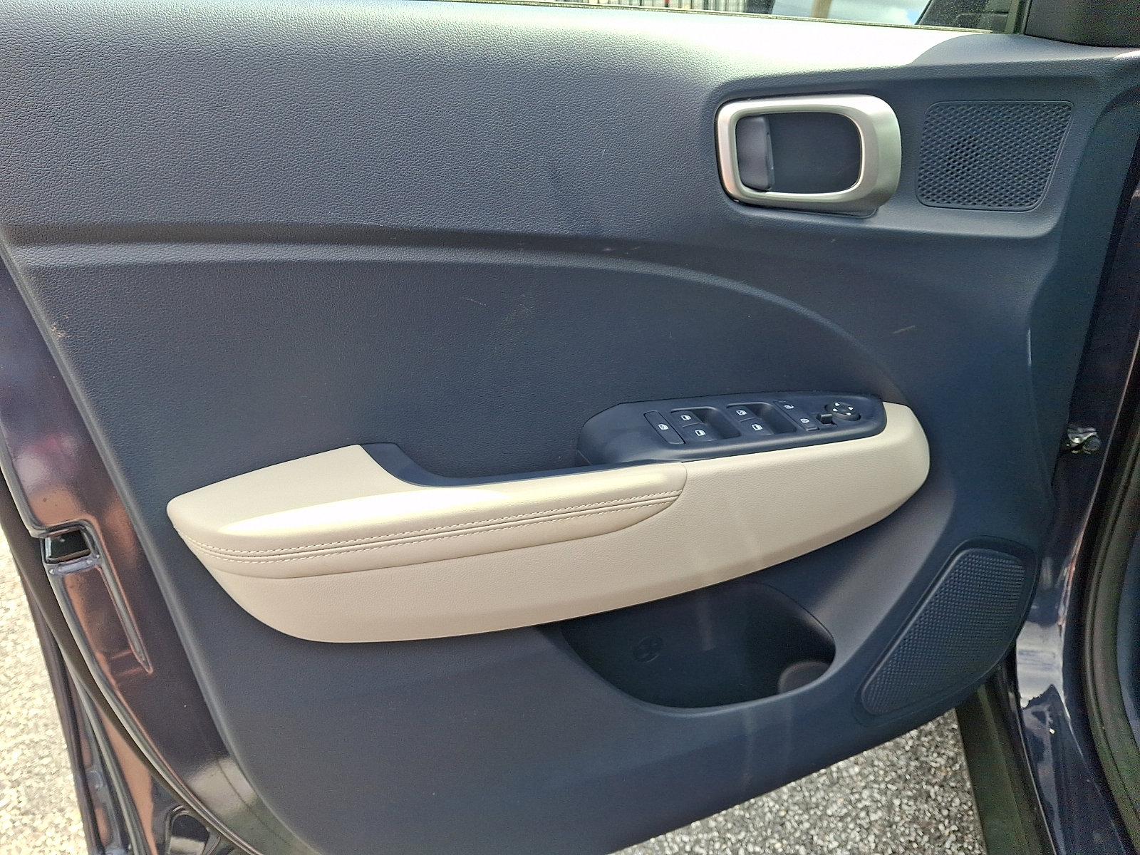Certified 2022 Hyundai Venue Limited w/ Cargo Package image 12