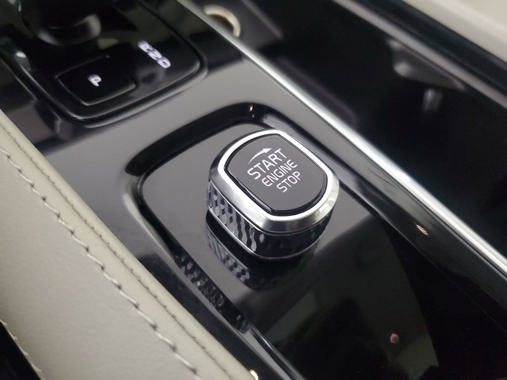 Certified 2025 Volvo XC90 B5 Core w/ Protection Package AWD/4WD image 32