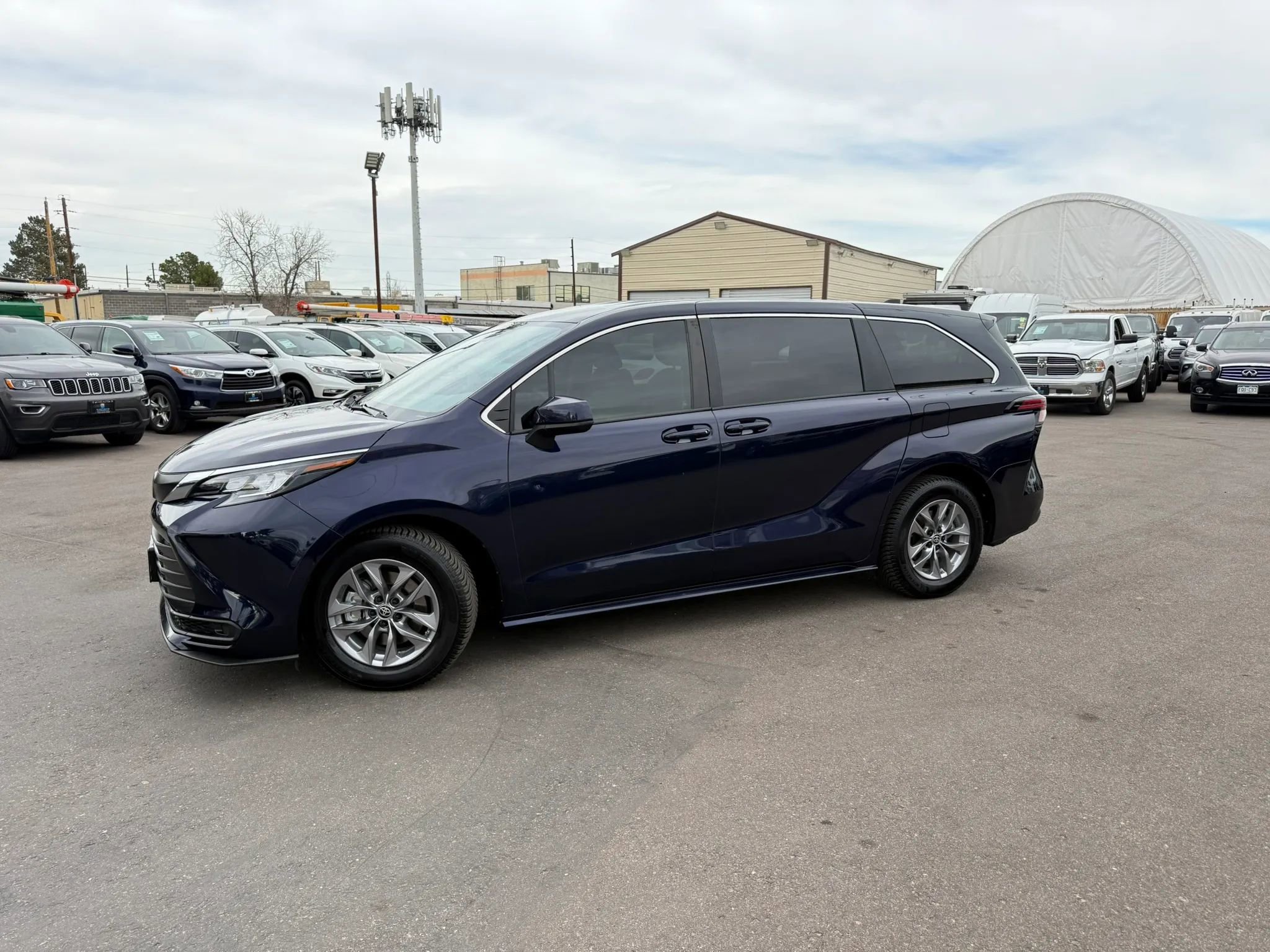 Used 2022 Toyota Sienna LE image 3