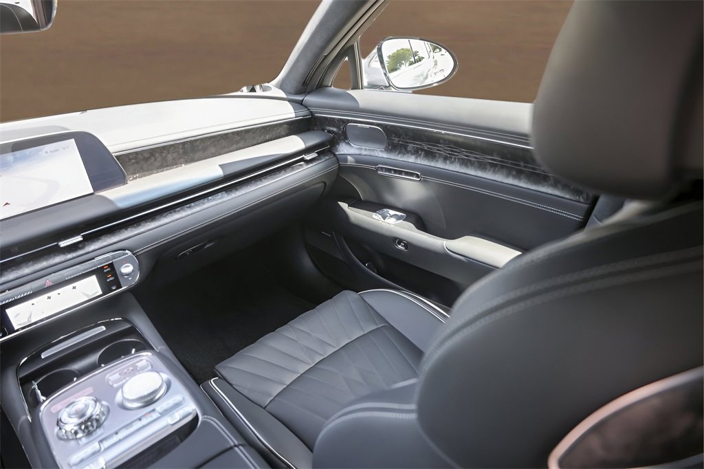 Used 2025 Genesis G90 3.5T image 31