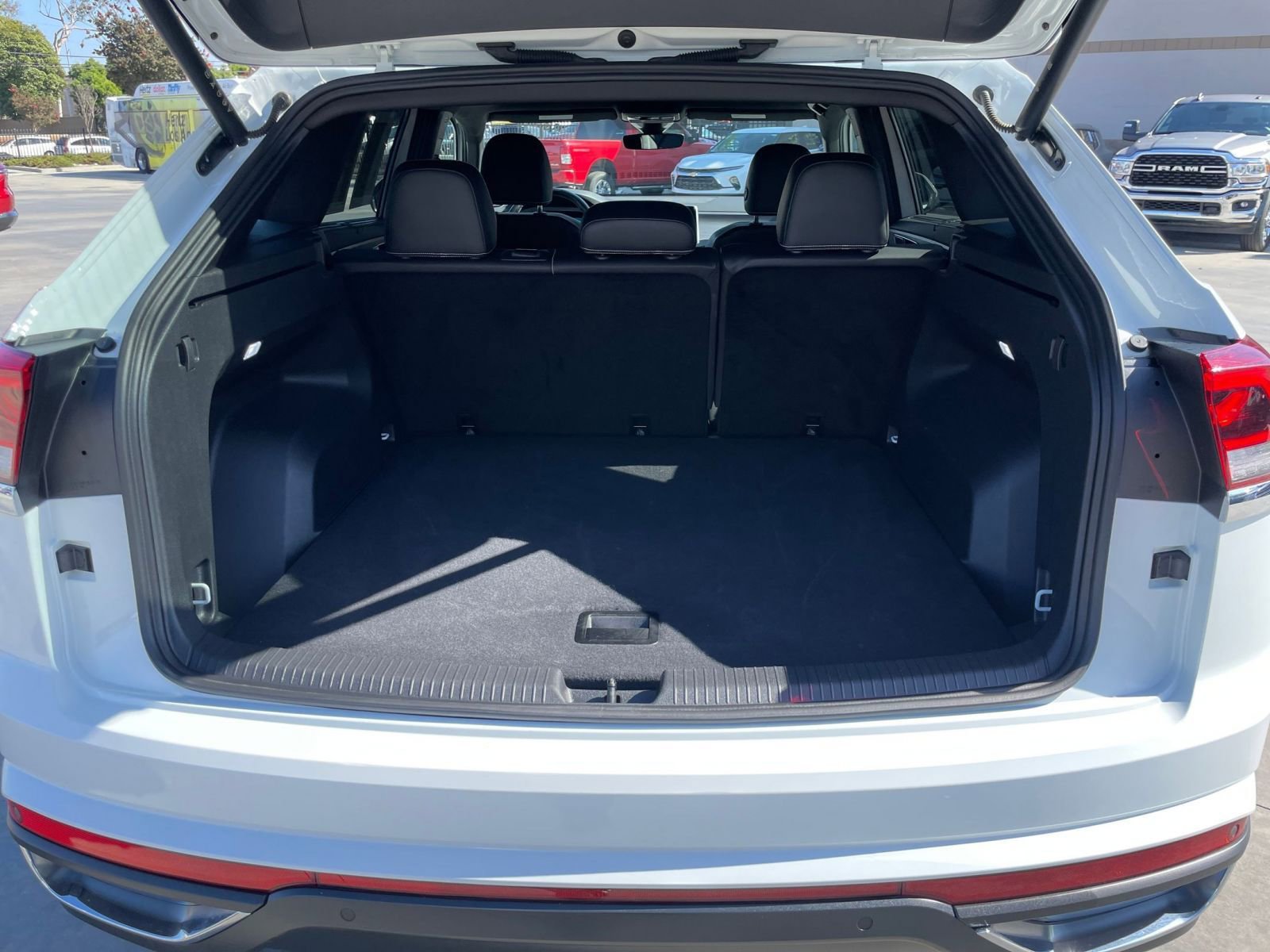 Used 2025 Volkswagen Atlas Cross Sport SE image 31