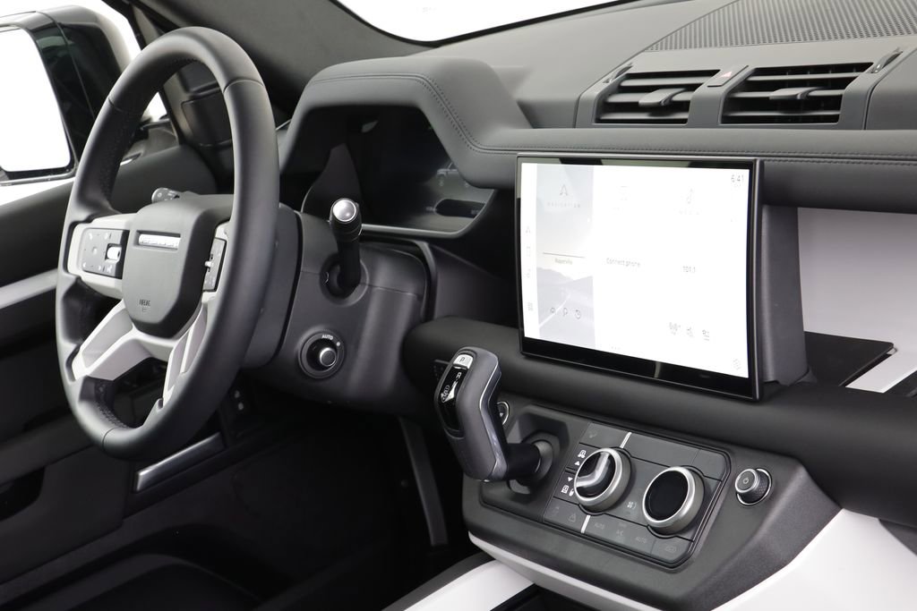 Used 2025 Land Rover Defender 110 S image 21