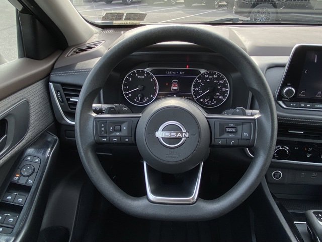 Used 2023 Nissan Rogue S image 28