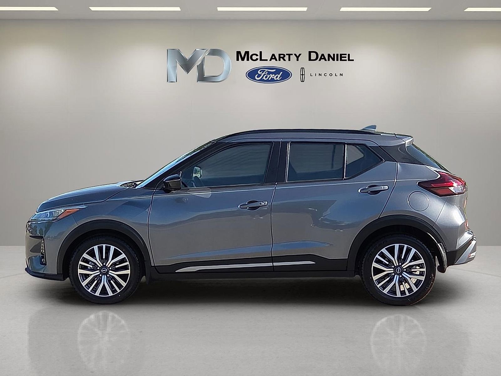 Used 2023 Nissan Kicks SR FWD image 3