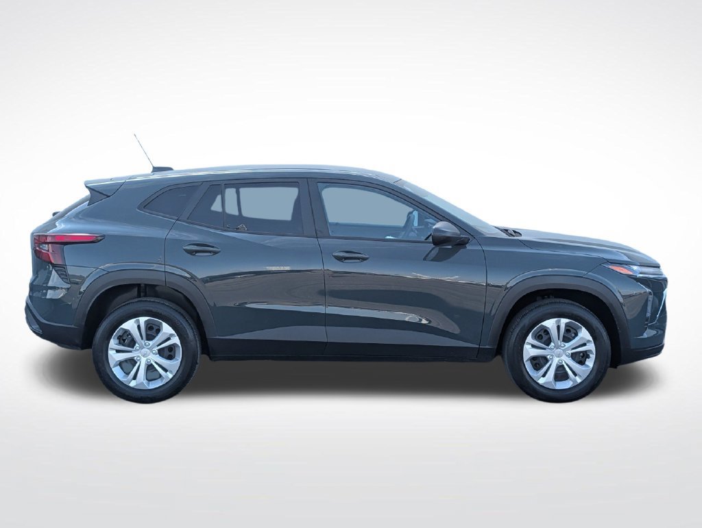 Used 2025 Chevrolet Trax LS w/ Driver Confidence Package FWD image 2