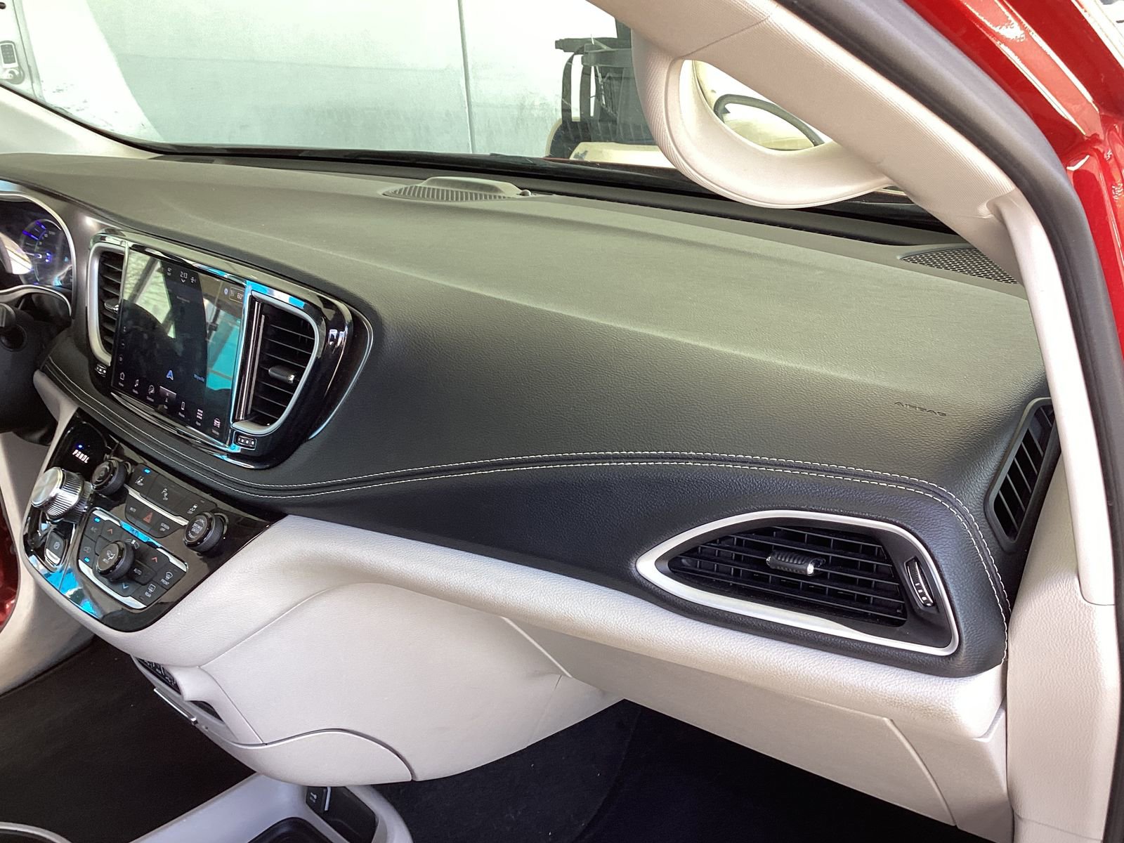 Used 2024 Chrysler Pacifica Select image 17