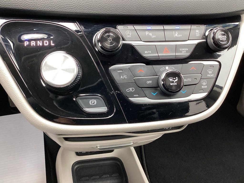 Used 2024 Chrysler Pacifica Touring-L image 26