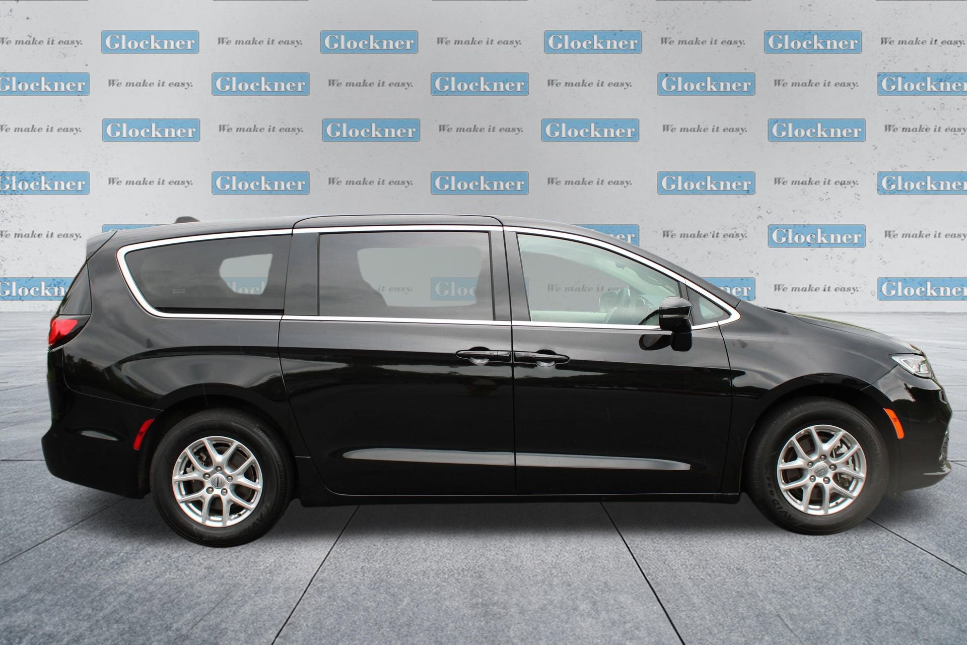 Used 2024 Chrysler Pacifica Touring-L FWD image 4