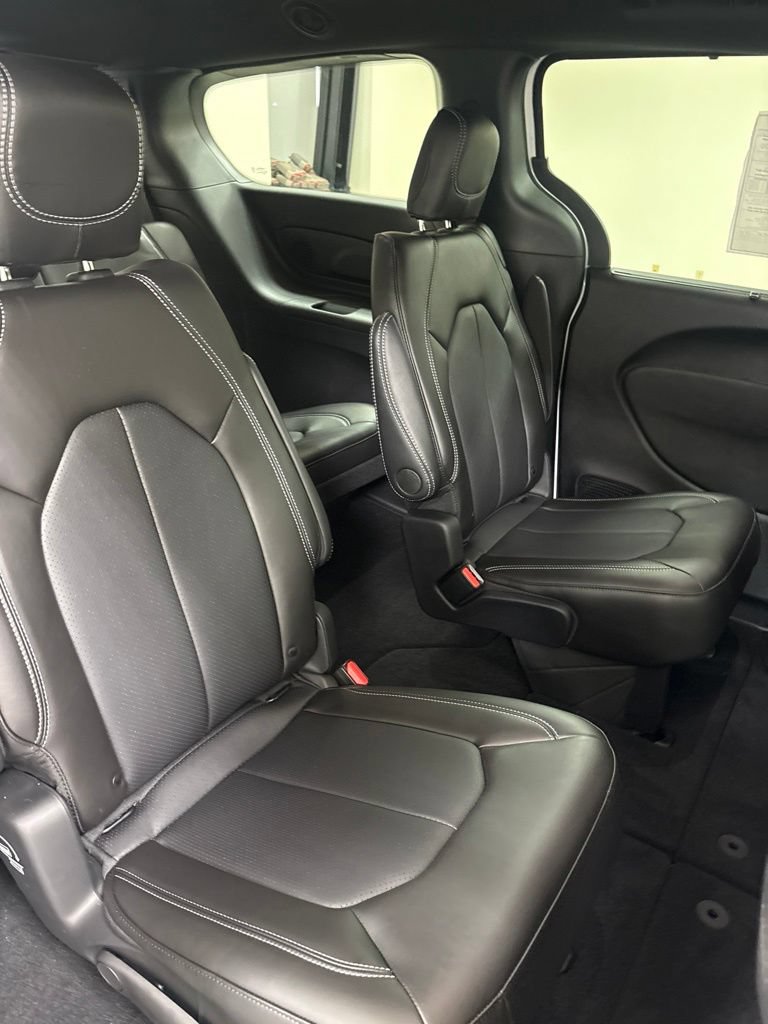 New 2027 Chrysler Pacifica Select w/ Family Tech Group FWD image 31