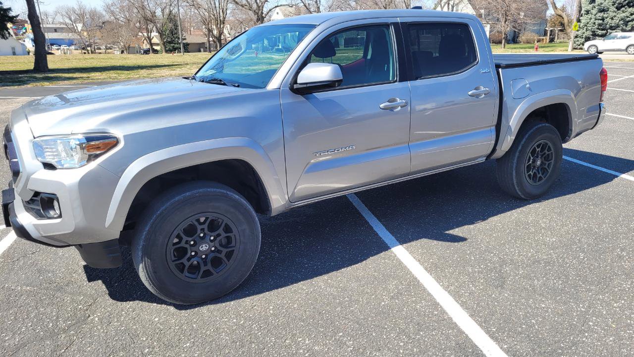 Used 2020 Toyota Tacoma SR5 AWD/4WD image 2