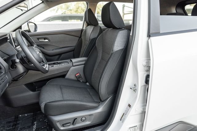 Used 2023 Nissan Rogue SV image 12