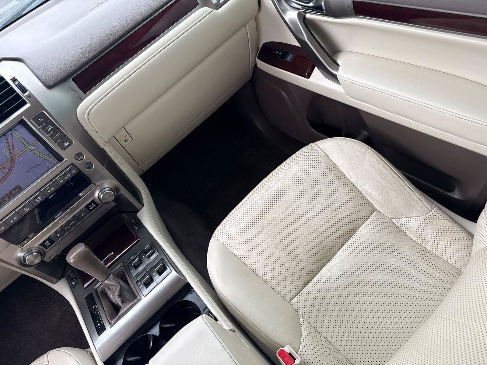 Used 2017 Lexus GX 460 Luxury w/ Preferred Accessory Package AWD/4WD image 32
