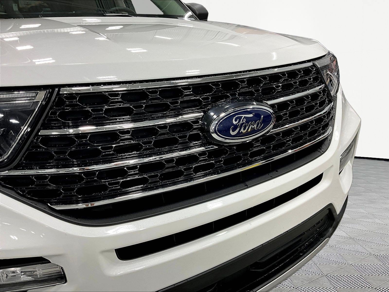 Used 2022 Ford Explorer XLT w/ Equipment Group 202A AWD/4WD image 34