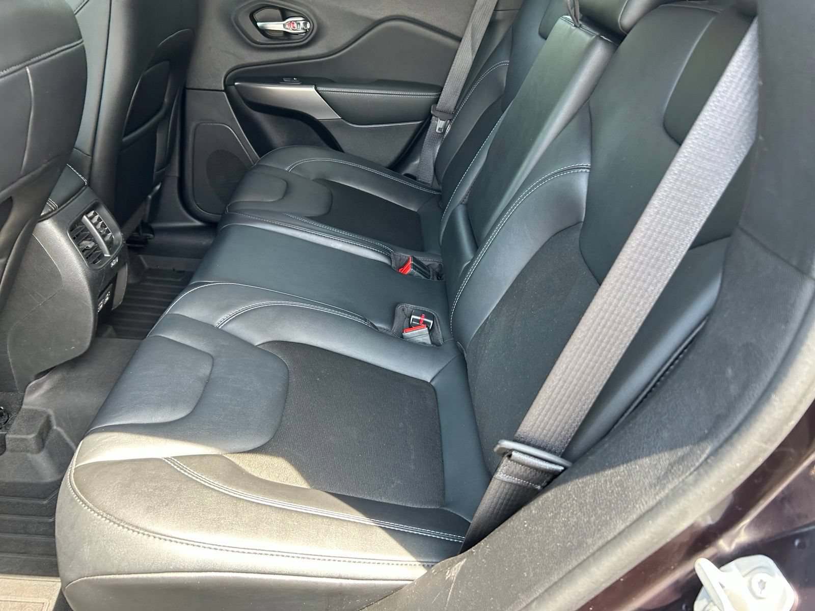 Used 2021 Jeep Cherokee Latitude Plus AWD/4WD image 25