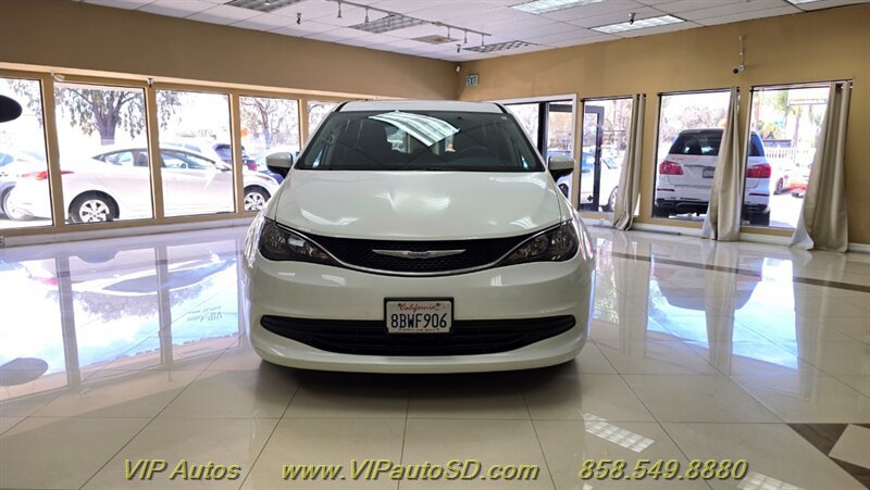 Used 2017 Chrysler Pacifica Touring FWD image 7