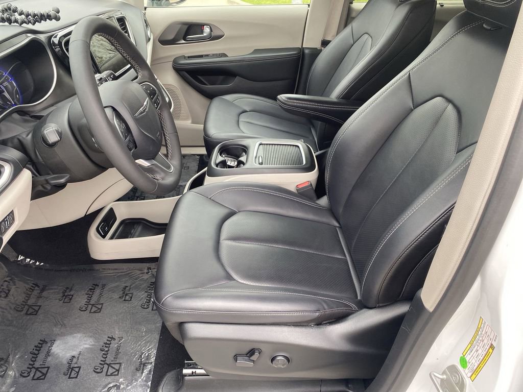 Used 2024 Chrysler Pacifica Touring-L image 11
