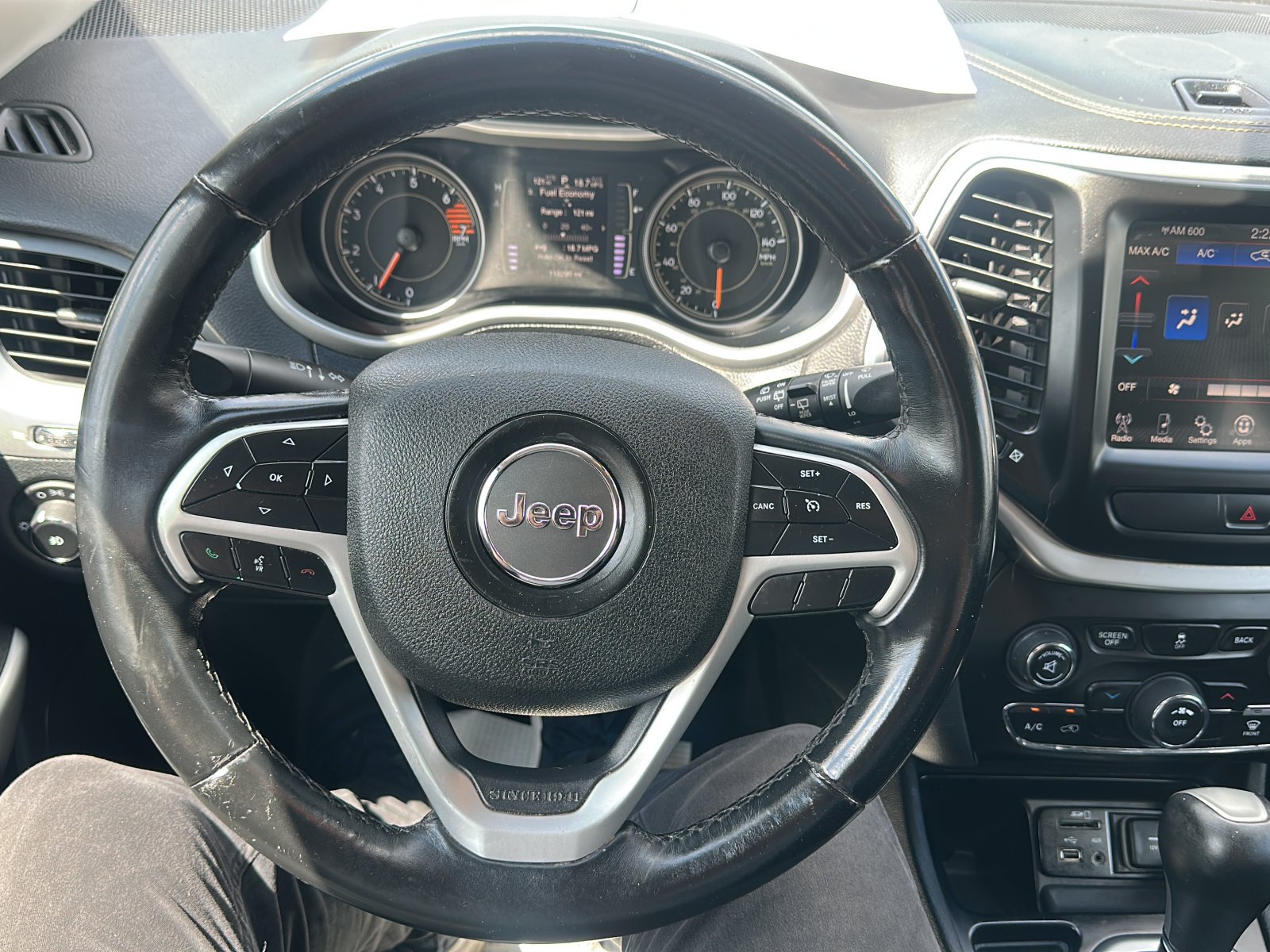 Used 2018 Jeep Cherokee Latitude Plus FWD image 15