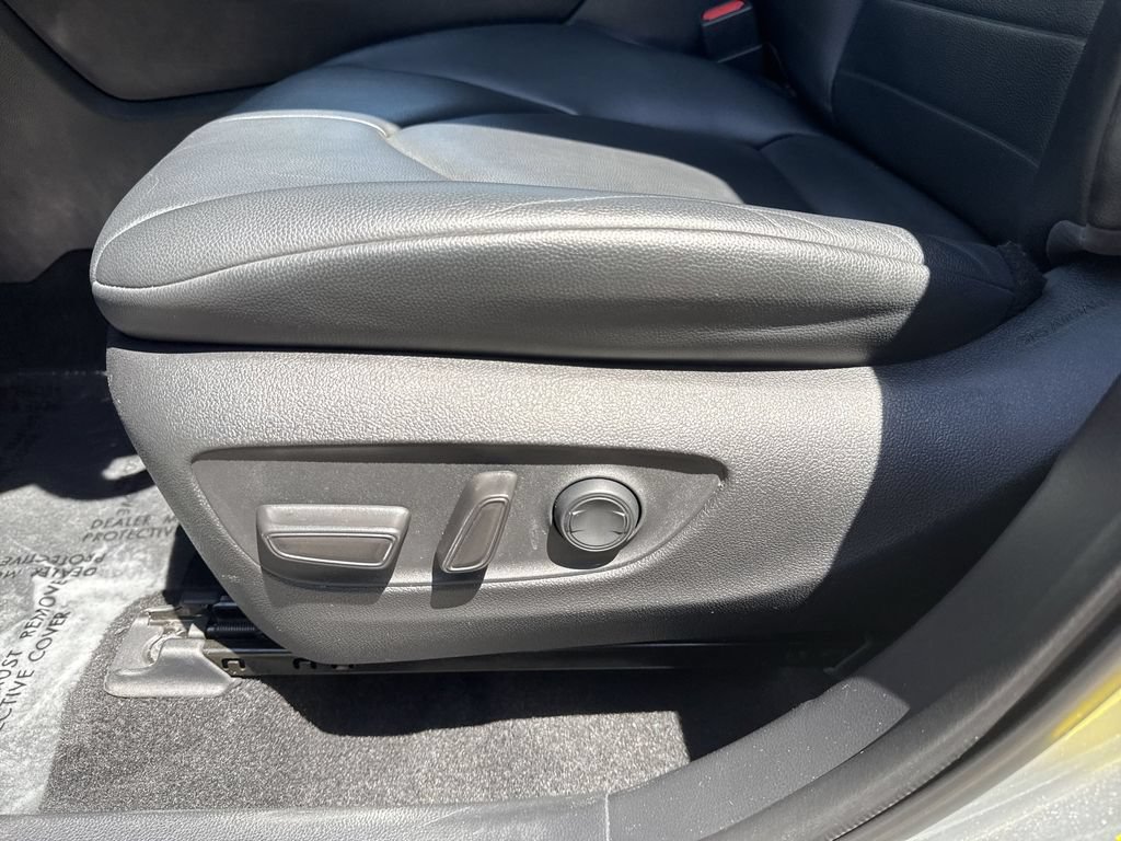 Used 2021 Toyota Highlander XLE AWD/4WD image 14