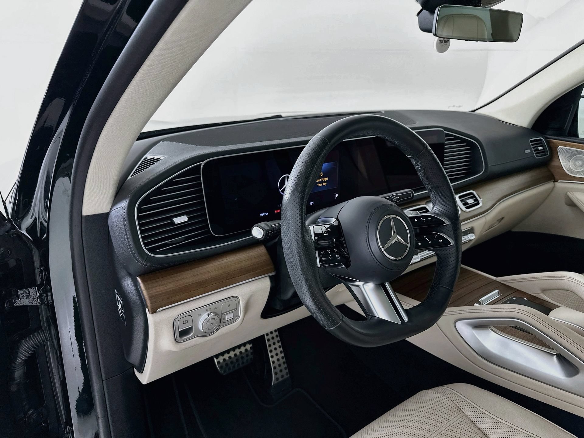 Used 2024 Mercedes-Benz GLS 580 4MATIC image 10