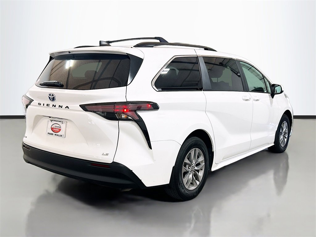 Used 2025 Toyota Sienna LE image 4