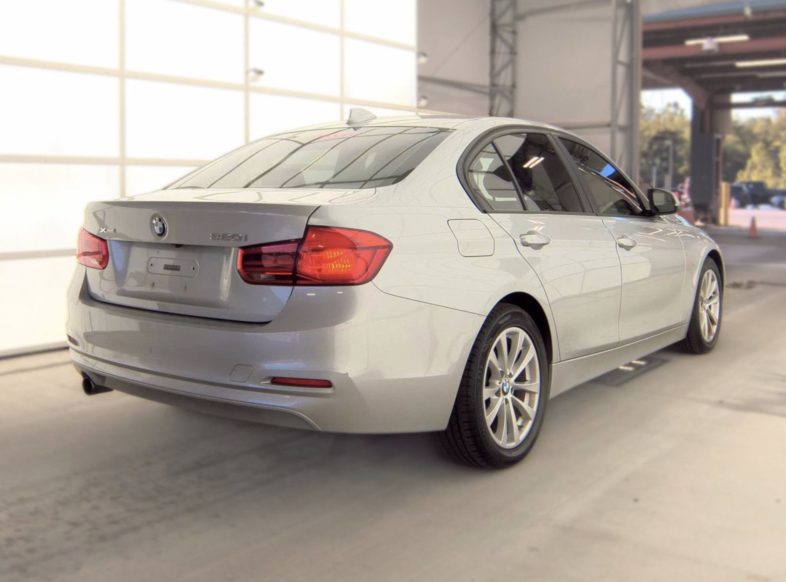 Used 2018 BMW 320i xDrive Sedan AWD/4WD image 5