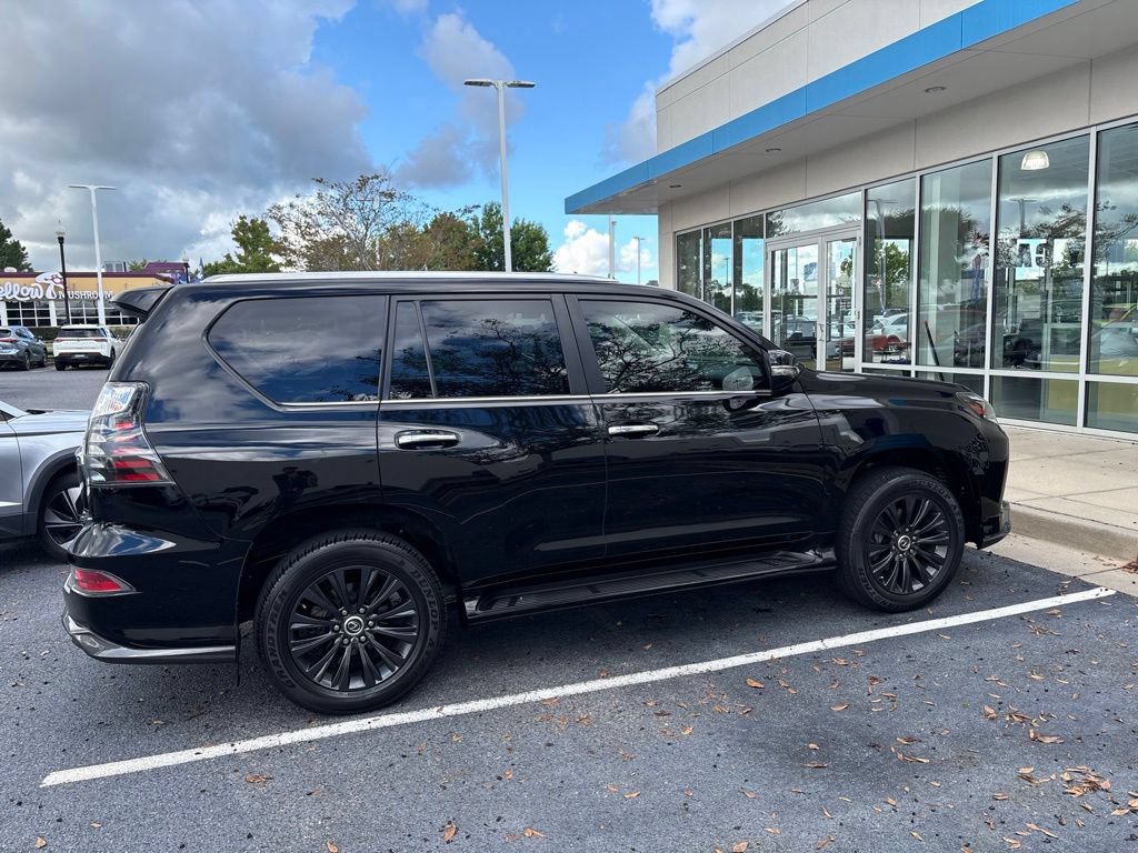 Used 2023 Lexus GX 460 Premium w/ Accessory Package AWD/4WD image 3