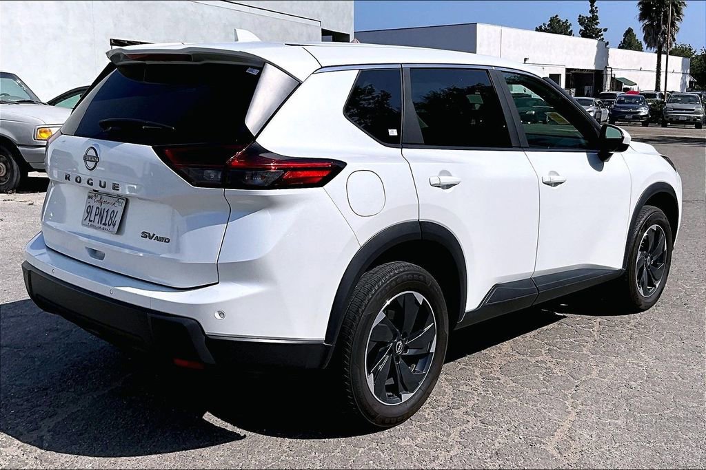 Used 2024 Nissan Rogue SV AWD/4WD image 4