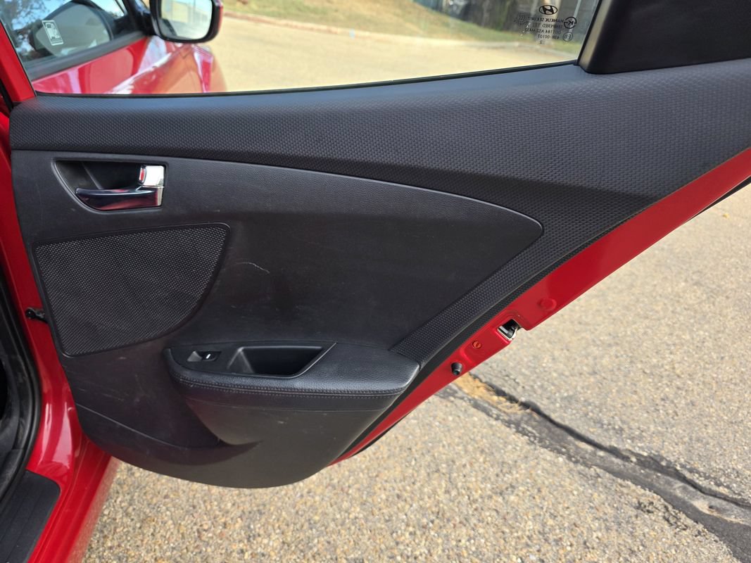 Used 2013 Hyundai Veloster w/ Style Pkg FWD image 17