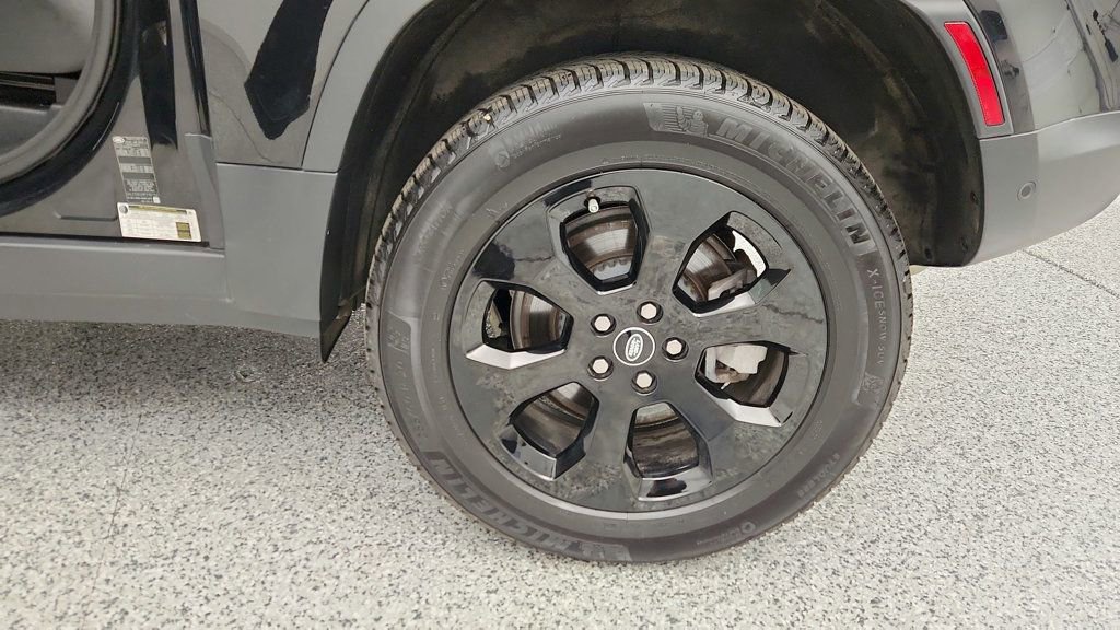 Used 2023 Land Rover Defender 90 SE image 9