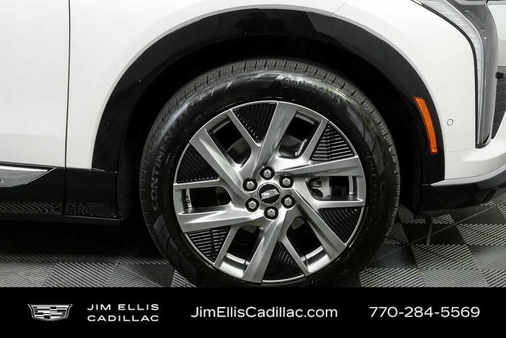 Certified 2025 Cadillac Optiq Luxury 2 w/ LPO, Floor Liner Package AWD/4WD image 36