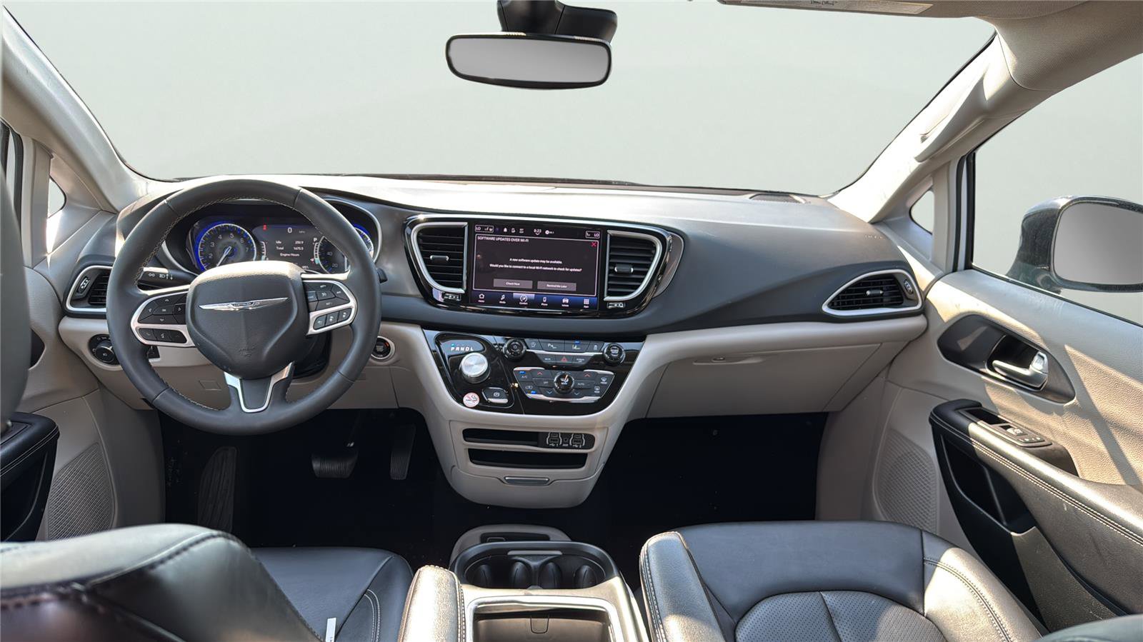 Used 2024 Chrysler Pacifica Touring-L FWD image 10