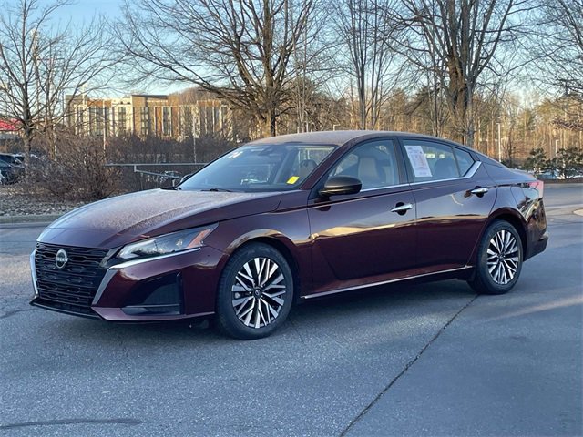 Used 2024 Nissan Altima 2.5 SV image 1
