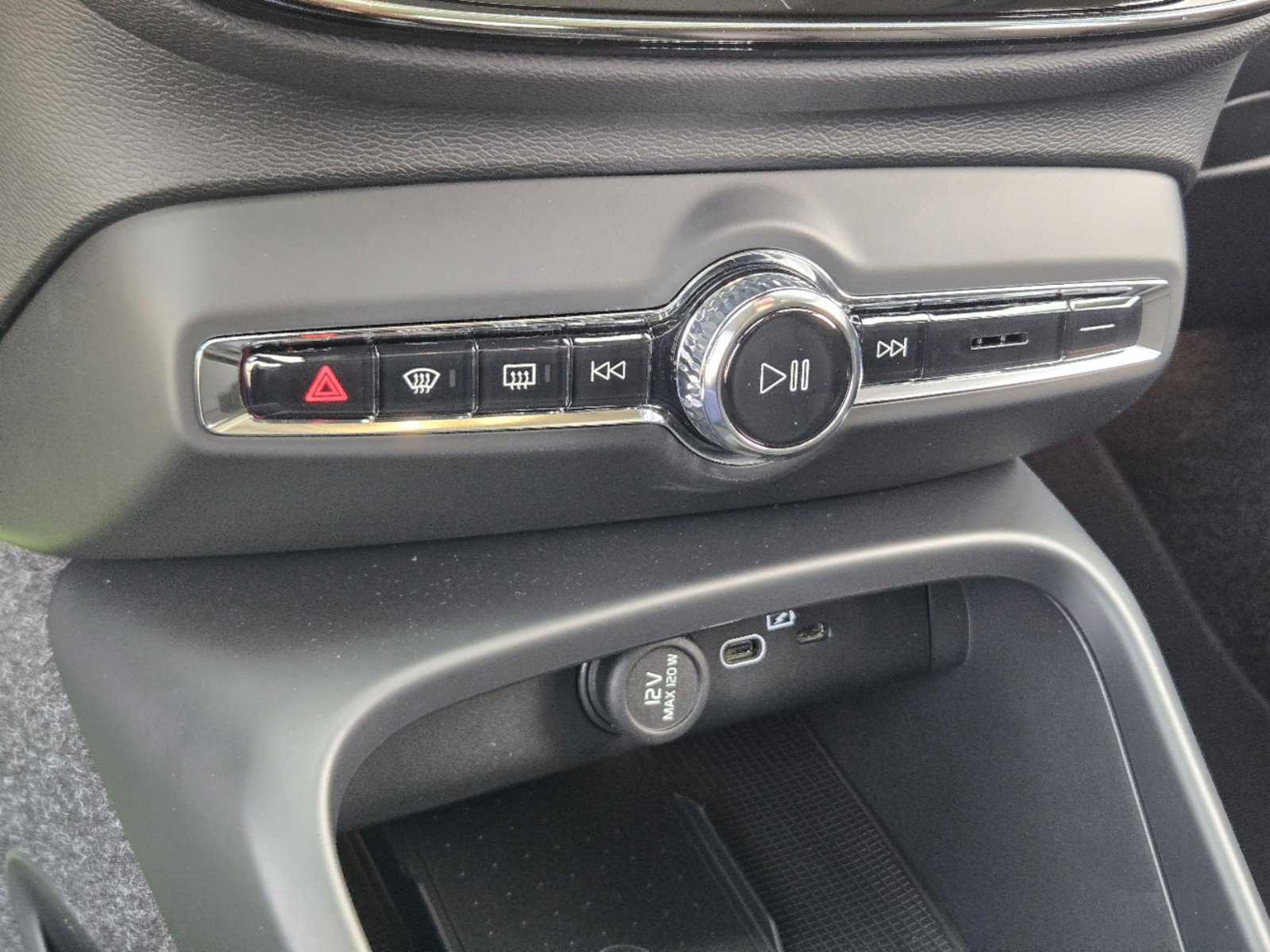 New 2025 Volvo XC40 B5 Core w/ Protection Package Premier image 22