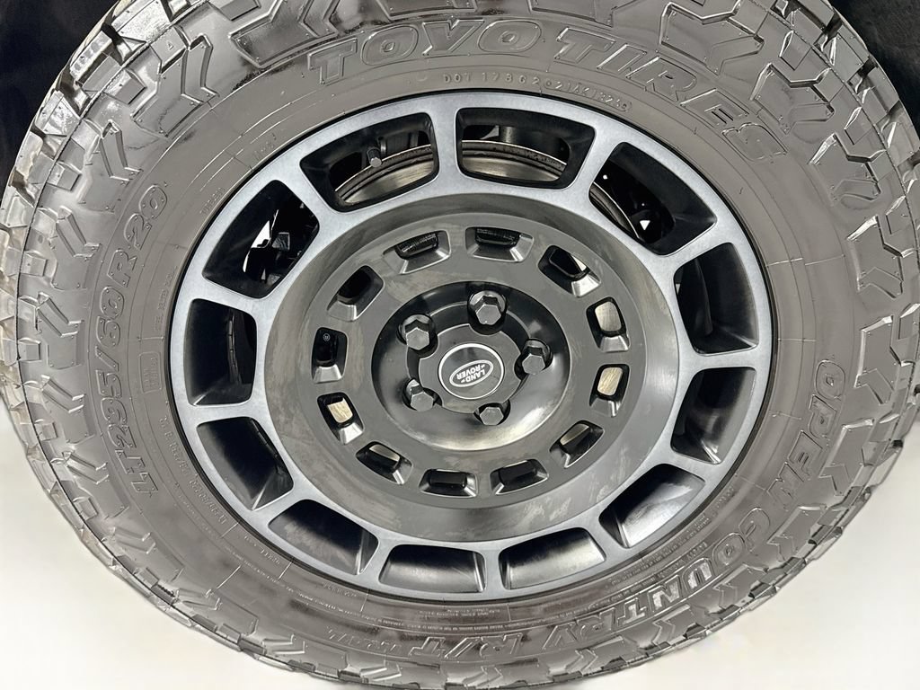 Used 2025 Land Rover Defender 110 AWD/4WD image 32