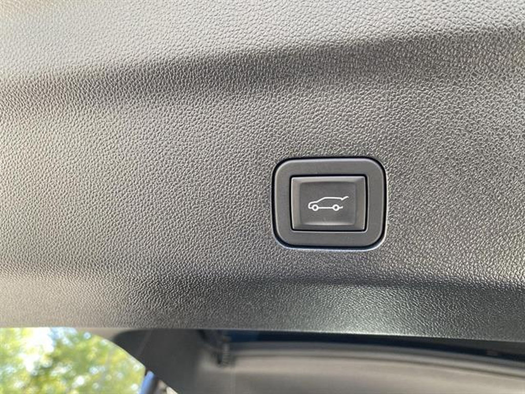 Used 2025 Chevrolet Tahoe Premier AWD/4WD image 3