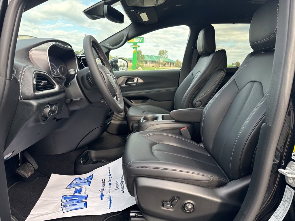 New 2026 Chrysler Pacifica Select image 11