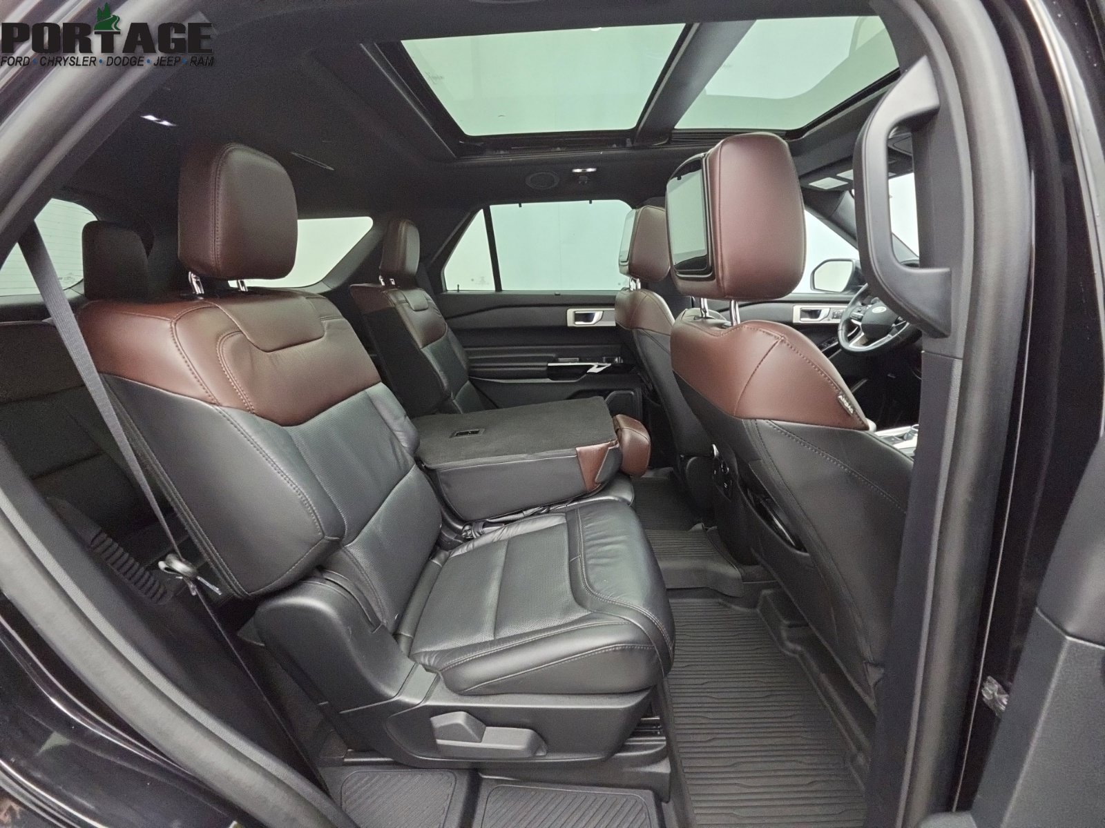 Used 2022 Ford Explorer Platinum w/ Class IV Trailer Tow Package AWD/4WD image 49