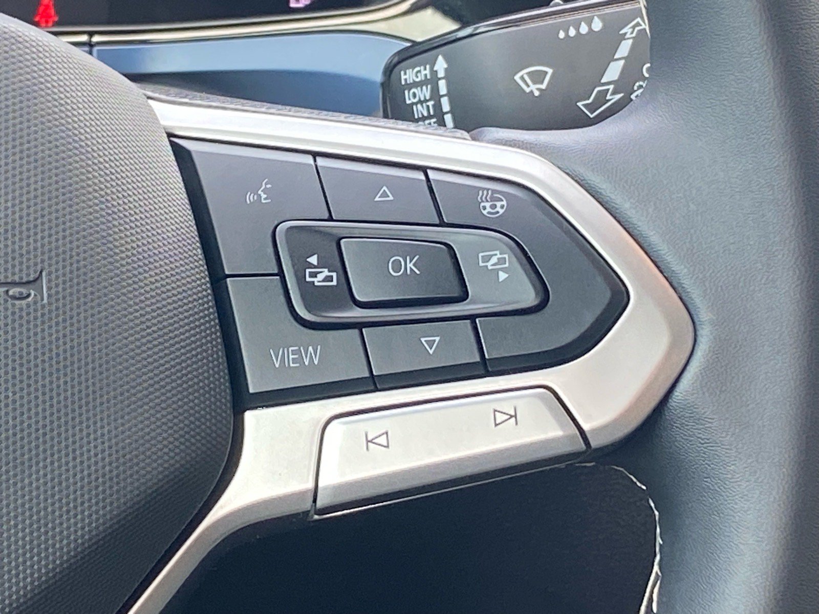 Certified 2024 Volkswagen Taos SE AWD/4WD image 8