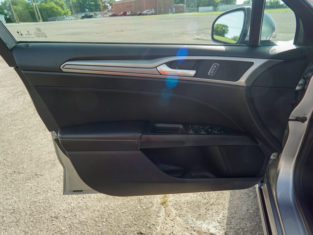 Used 2020 Ford Fusion SE FWD image 13