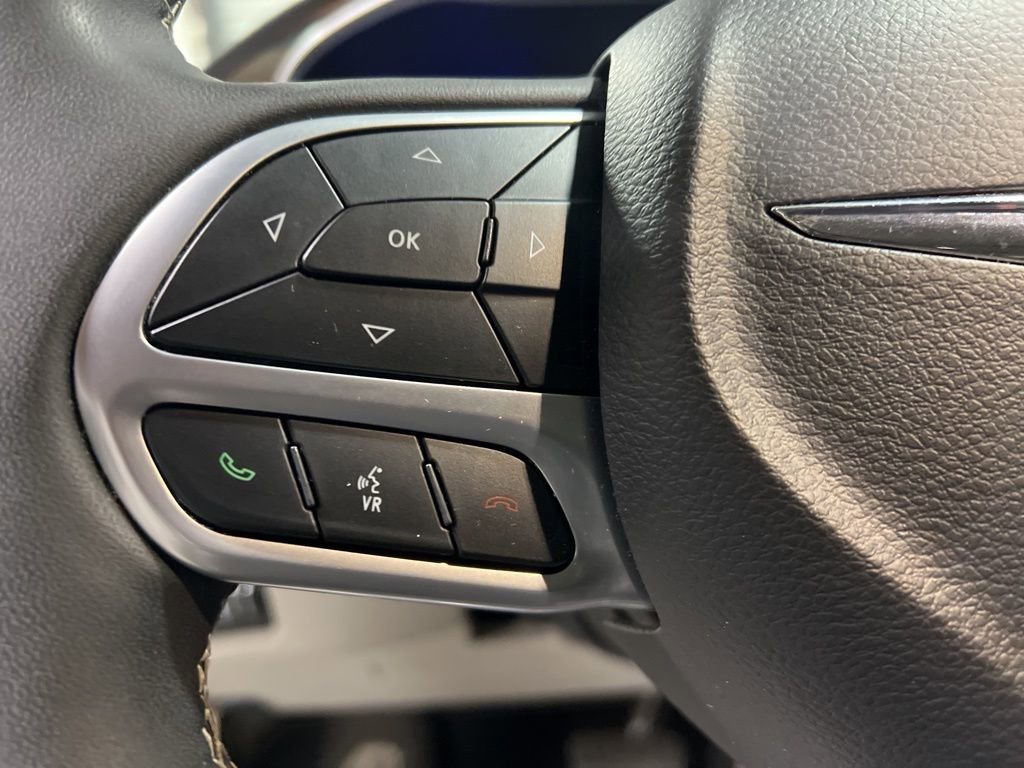 Used 2024 Chrysler Pacifica Limited image 25