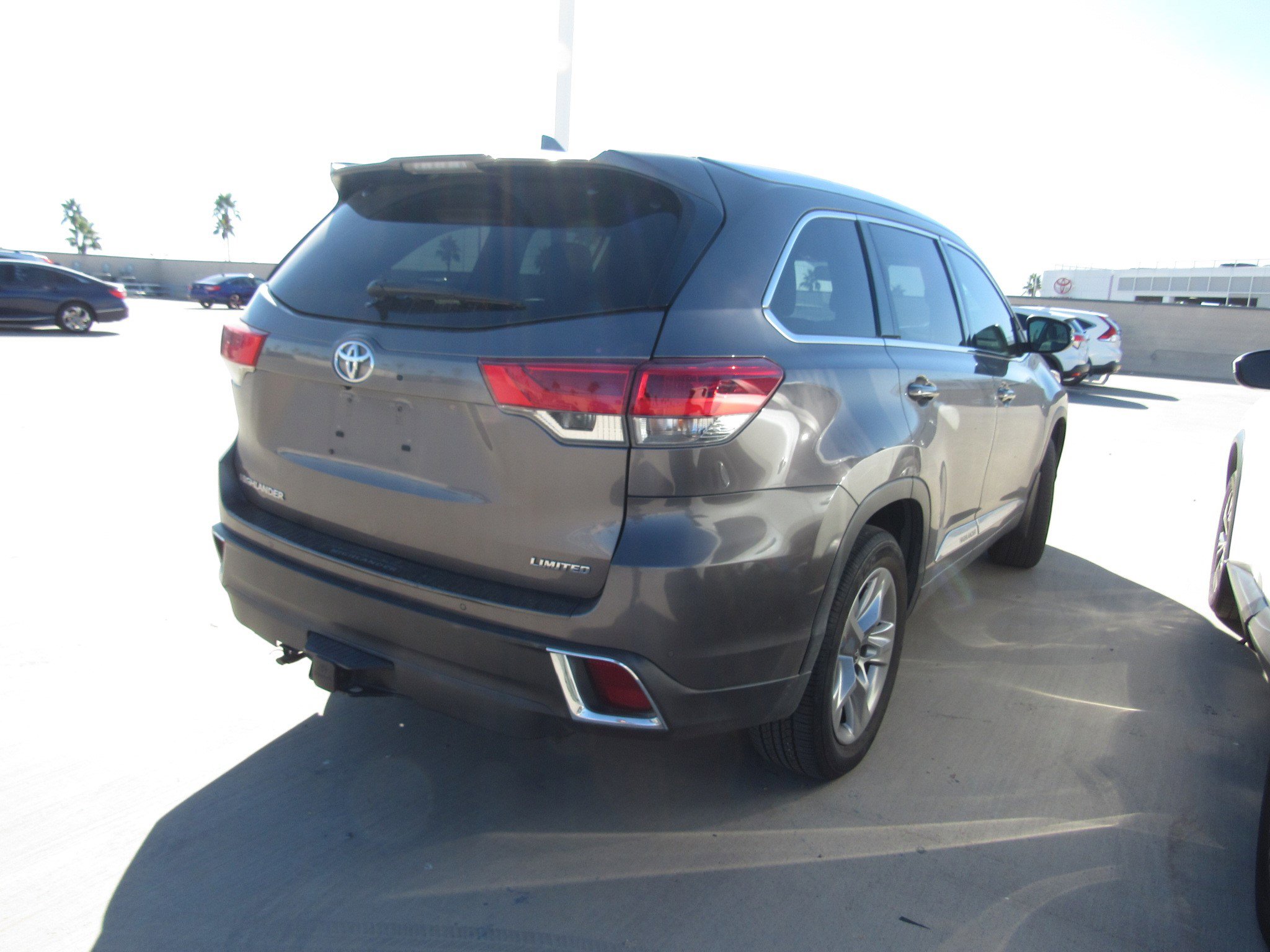 Used 2017 Toyota Highlander Limited Platinum image 3