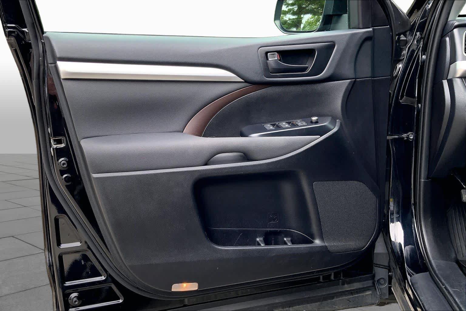 Used 2019 Toyota Highlander LE AWD/4WD image 22