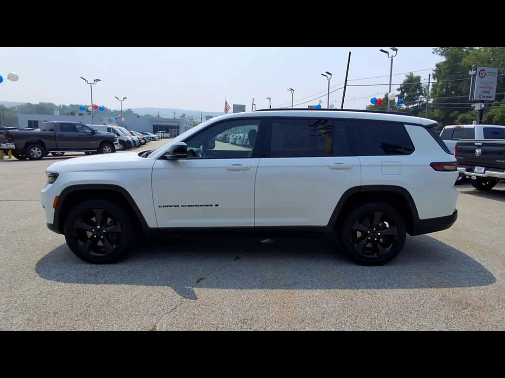 Used 2023 Jeep Grand Cherokee L Altitude AWD/4WD image 5