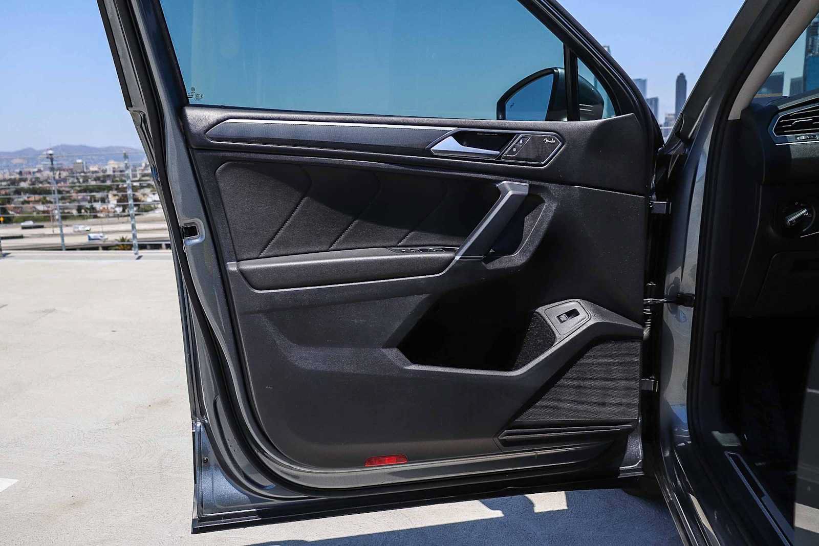 Used 2018 Volkswagen Tiguan SEL Premium FWD image 22
