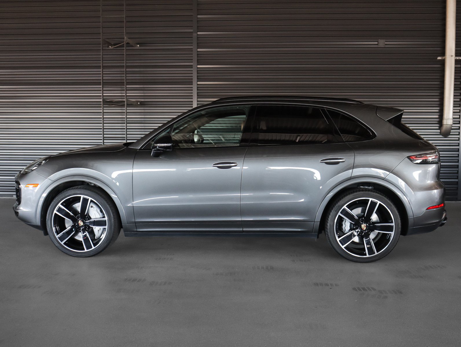 Certified 2023 Porsche Cayenne Turbo AWD/4WD image 2